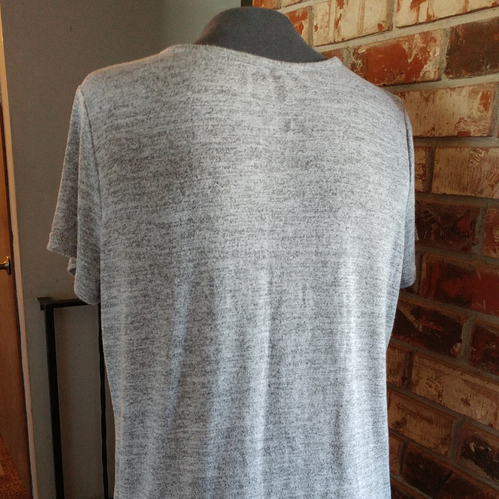 Criss-cross neck soft tee - Picture 4 of 5